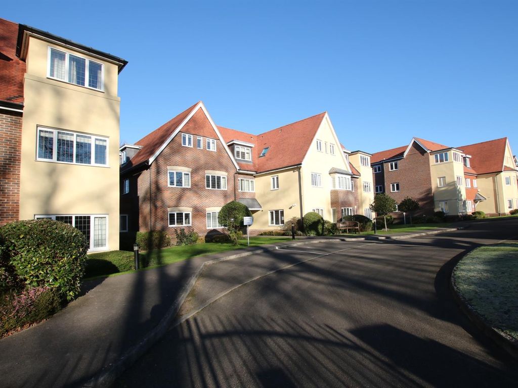 1 bed property for sale in Epsom Road, Leatherhead KT22, £255,000
