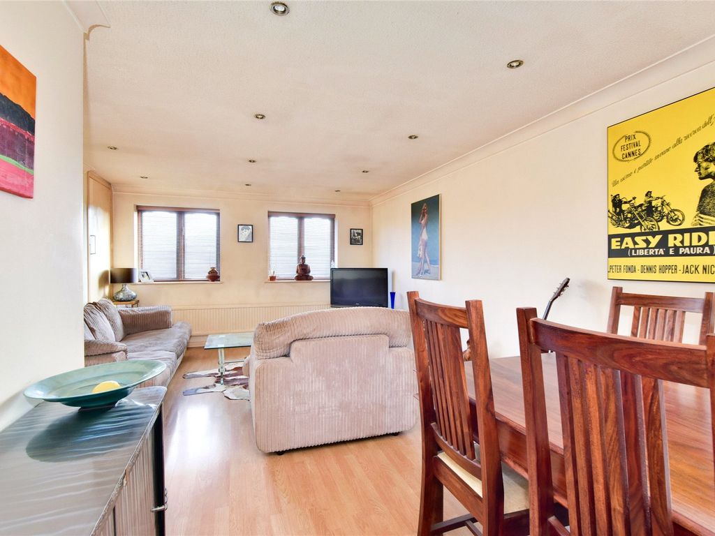 1 bed maisonette for sale in Church Lane, Kings Langley WD4, £200,000