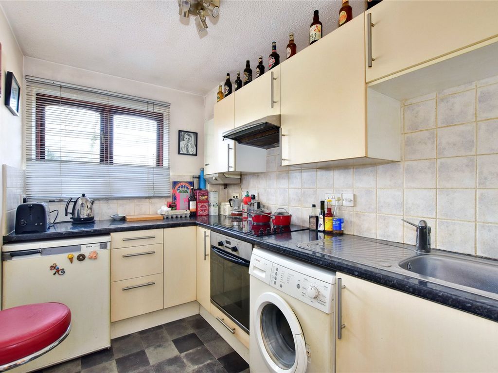 1 bed maisonette for sale in Church Lane, Kings Langley WD4, £200,000