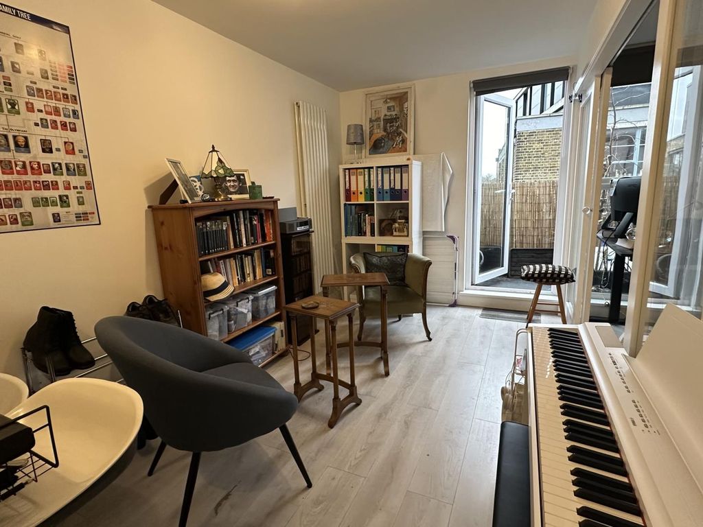1 bed flat to rent in Kingsland Road, Hackney E8, £1,500 pcm