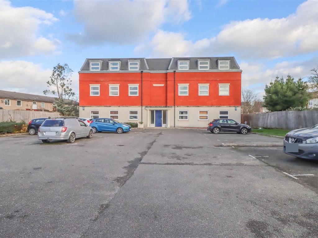 2 bed flat for sale in Saffron Drive, Wickford SS11, £220,000