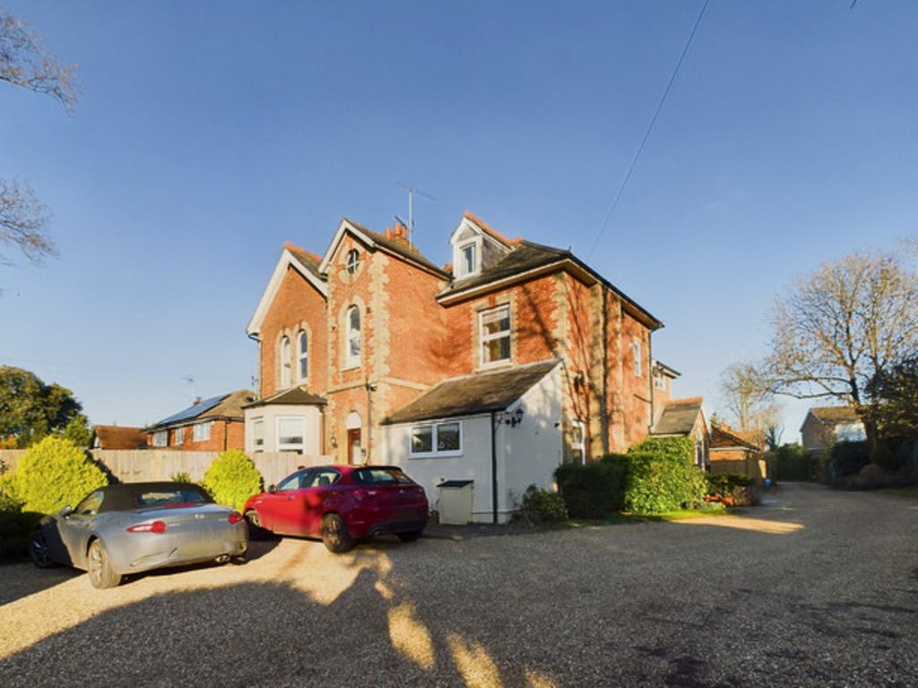 2 bed flat for sale in Wargrave Road, Twyford RG10, £400,000