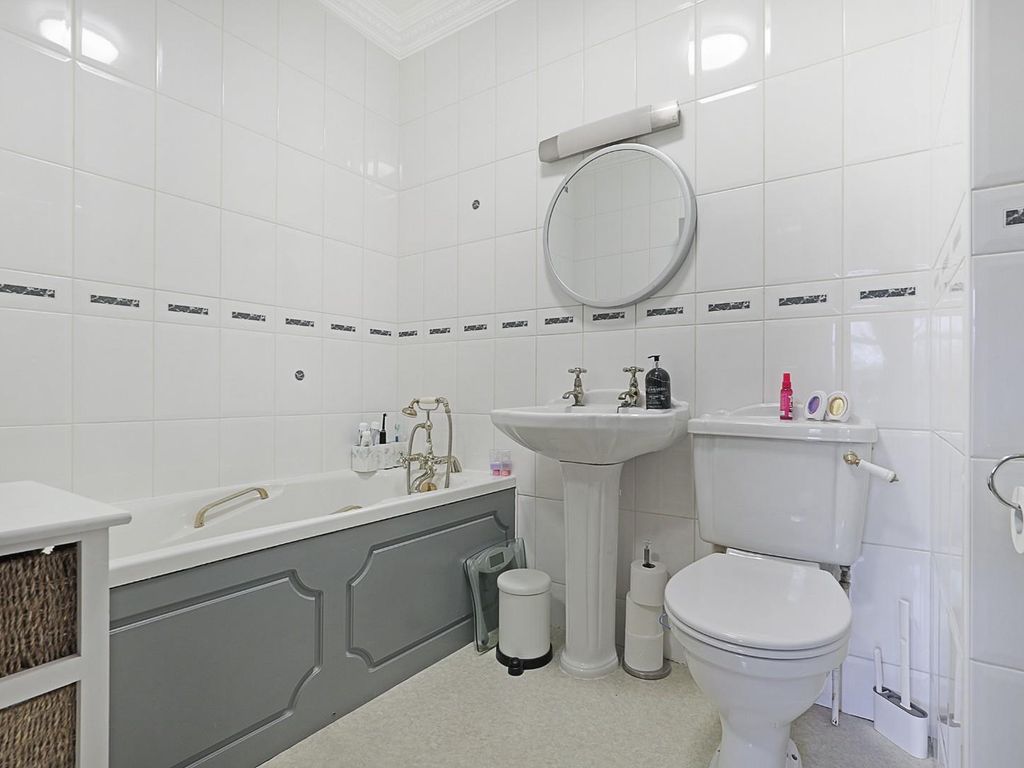 1 bed flat for sale in Bower Hill, Epping CM16, £450,000