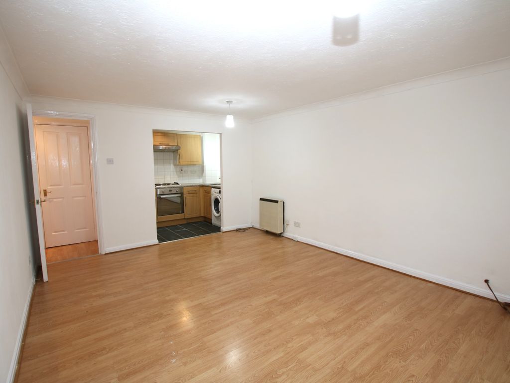 1 bed flat for sale in Chelmsford Road, Dunmow CM6, £165,000