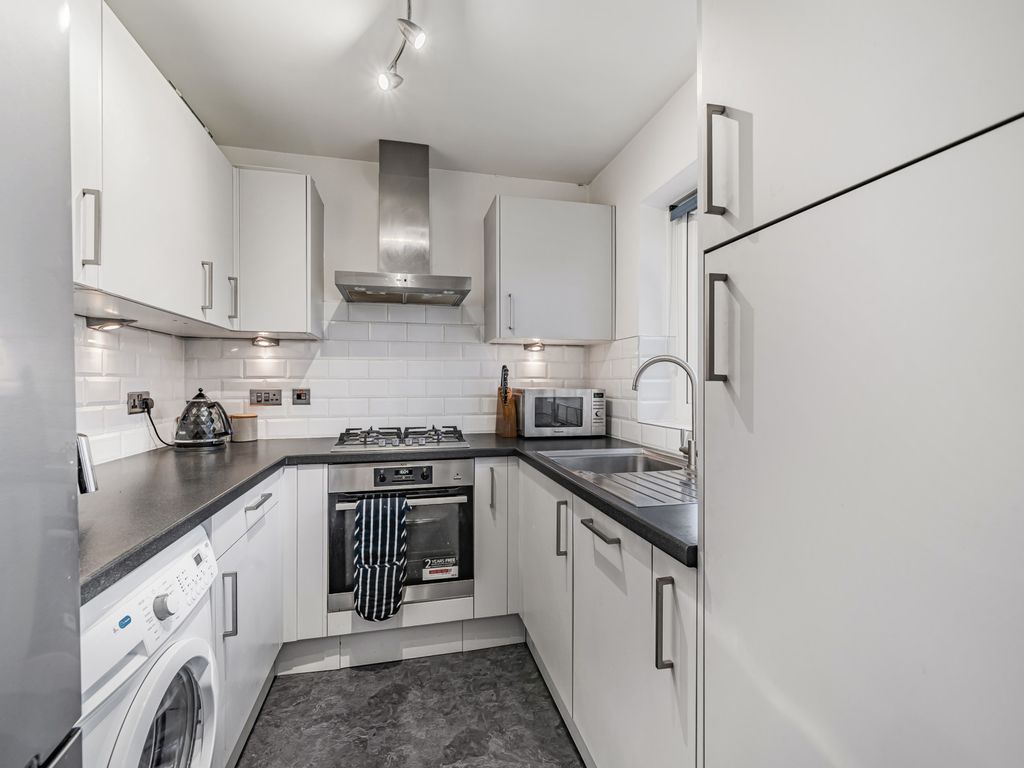 2 bed flat for sale in Lyonsdown Road, New Barnet, Barnet EN5, £380,000