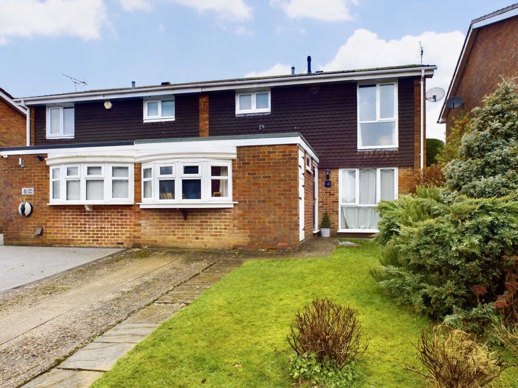 4 bed semi-detached house for sale in Fieldway, Bovingdon HP3, £565,000
