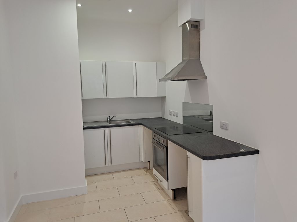 2 bed flat to rent in Ayton Drive, Portland DT5, £850 pcm