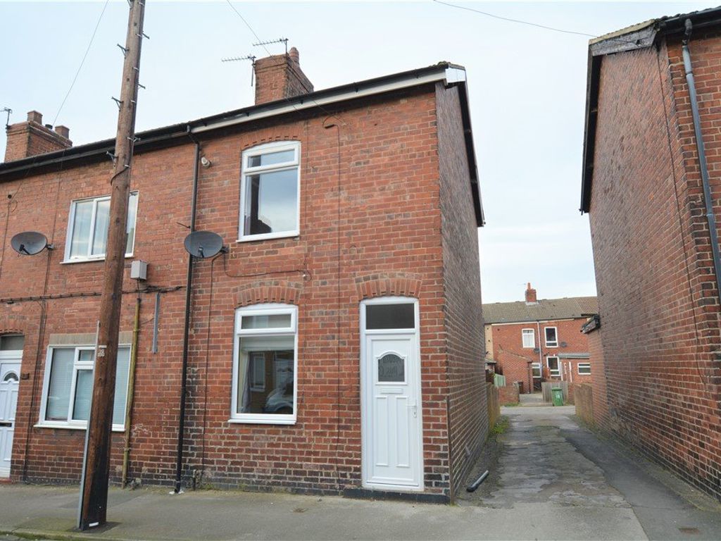2 bed terraced house to rent in Carlton Street, Featherstone WF7, £650 pcm