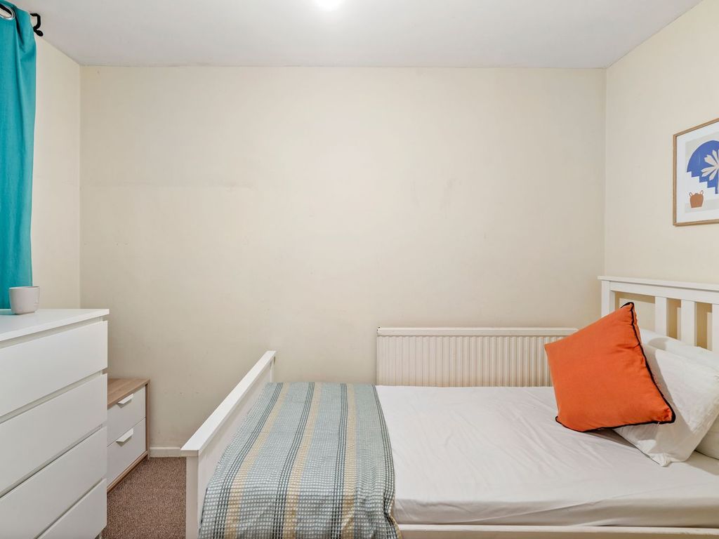 Room to rent in Chippenham Road, London W9, £940 pcm