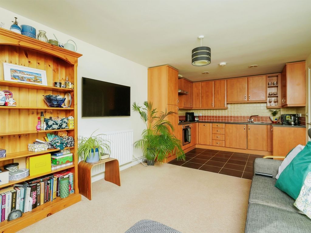 2 bed flat for sale in Buckingham Road, Bicester OX26, £210,000