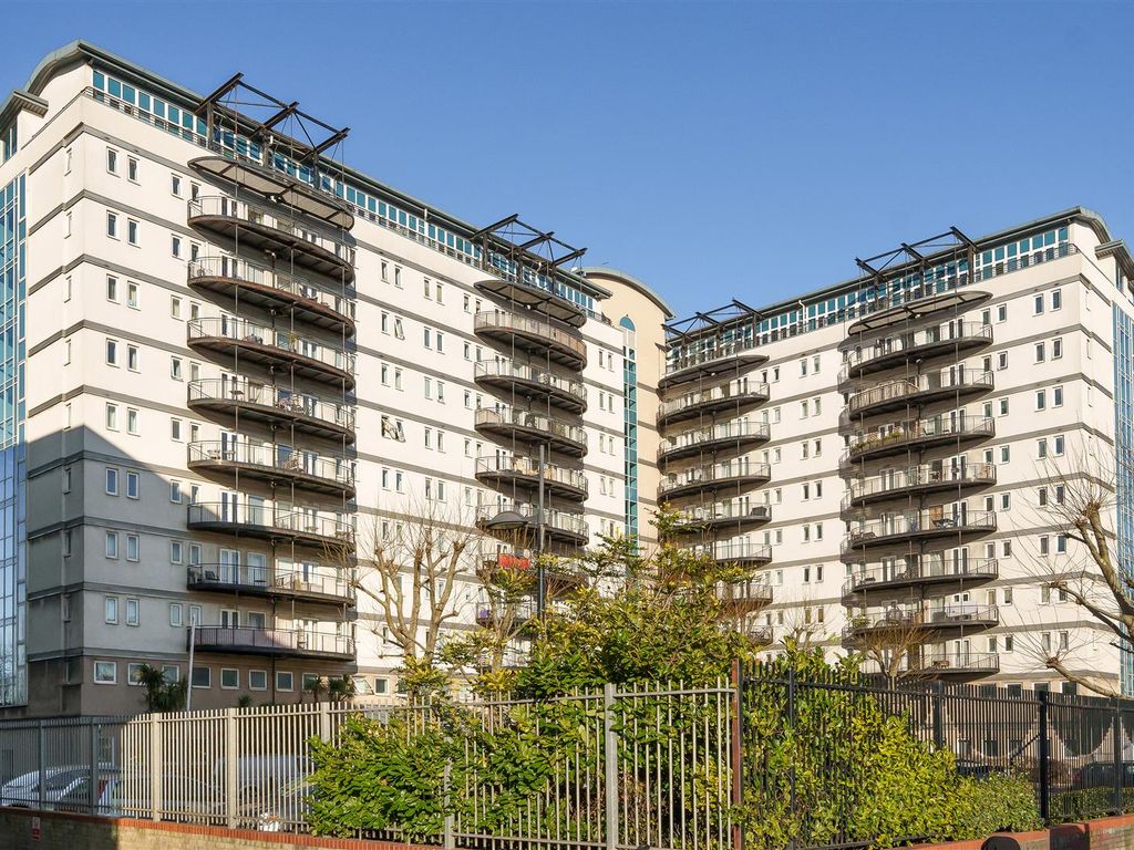 2 bed property for sale in High Street, London E15, £350,000