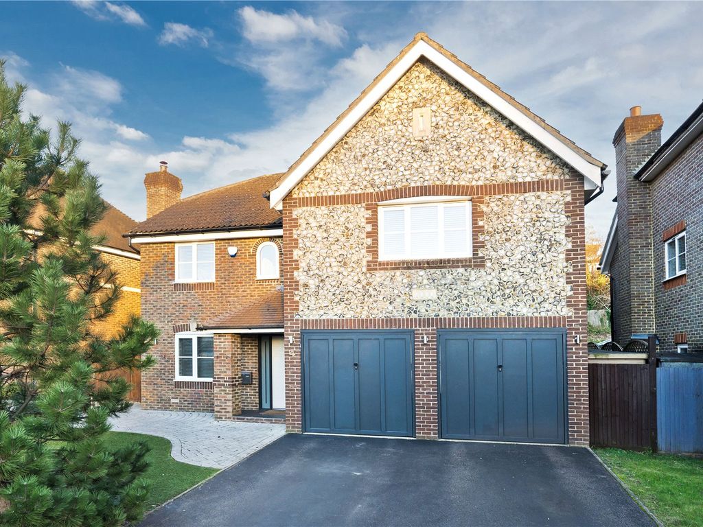 5 bed detached house to rent in Woodlands Gardens, Epsom, Surrey KT18, £5,000 pcm