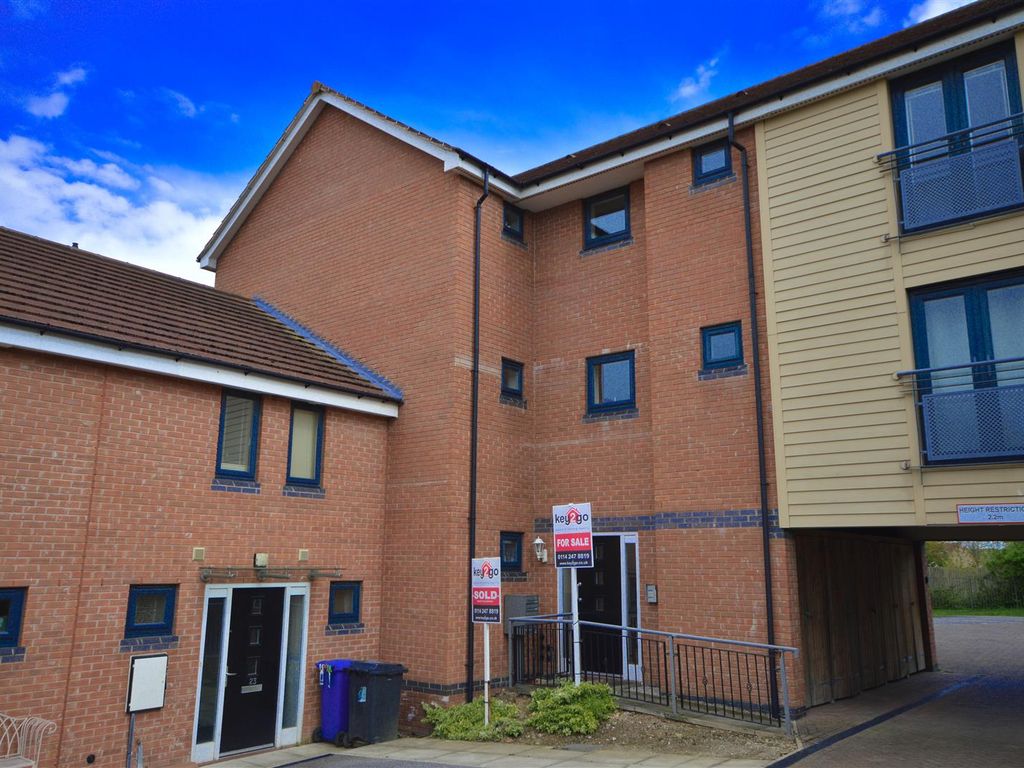 1 bed flat for sale in Oxclose Park Rise, Halfway, Sheffield S20, £105,000