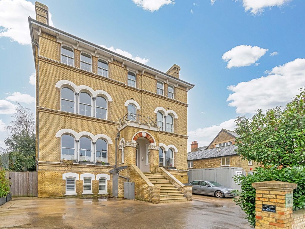 2 bed flat for sale in The Green, Twickenham TW2, £620,000