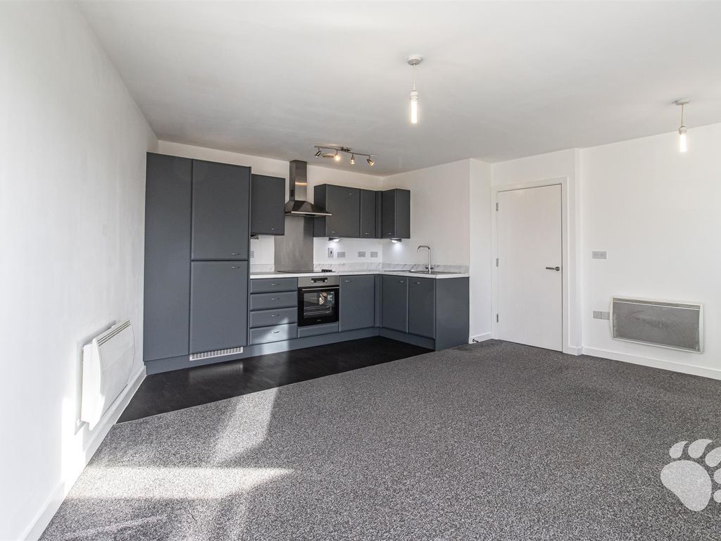 2 bed flat for sale in Southernhay Close, Basildon SS14, £230,000