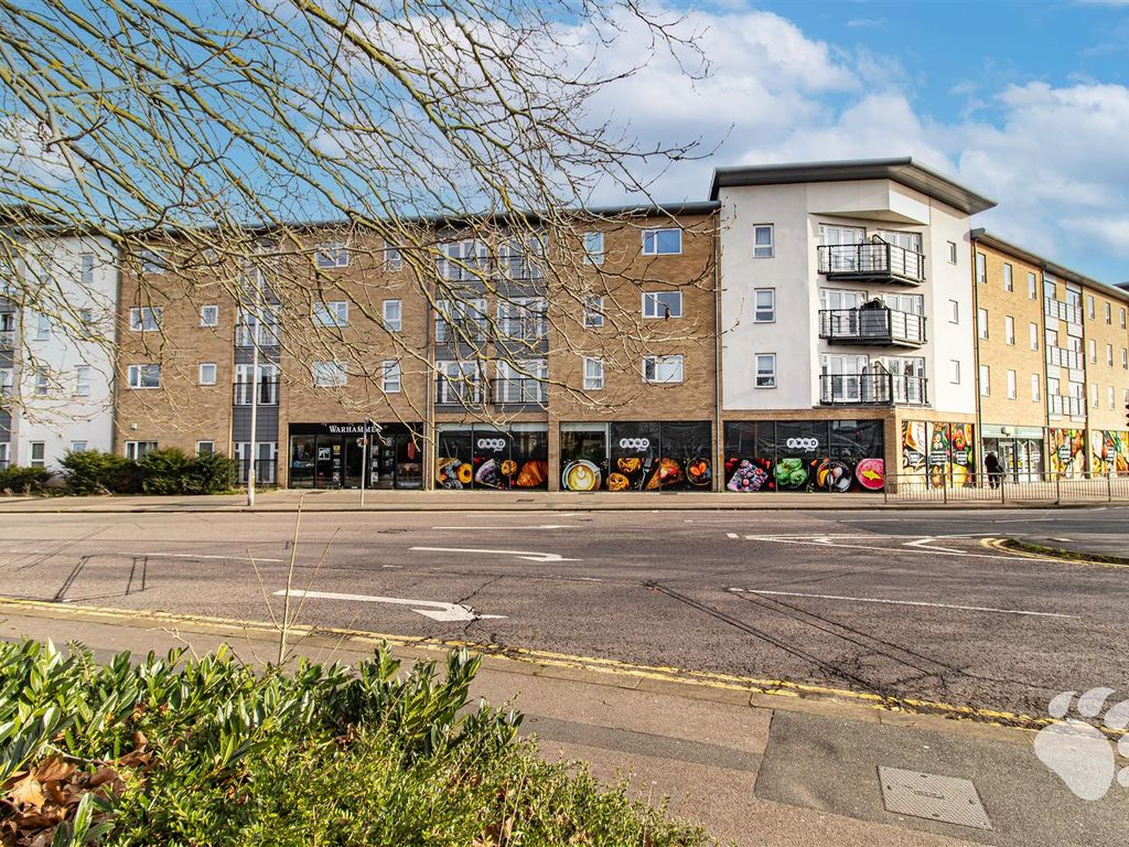 2 bed flat for sale in Southernhay Close, Basildon SS14, £230,000