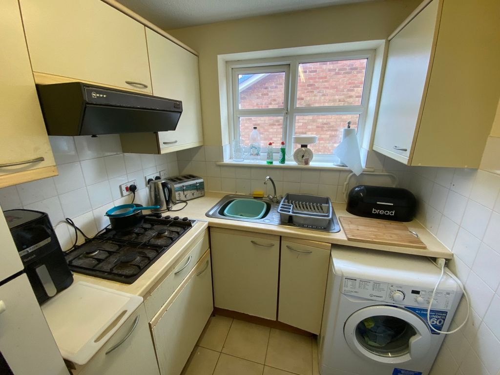 2 bed flat for sale in Avebury Close, Nuneaton CV11, £110,000