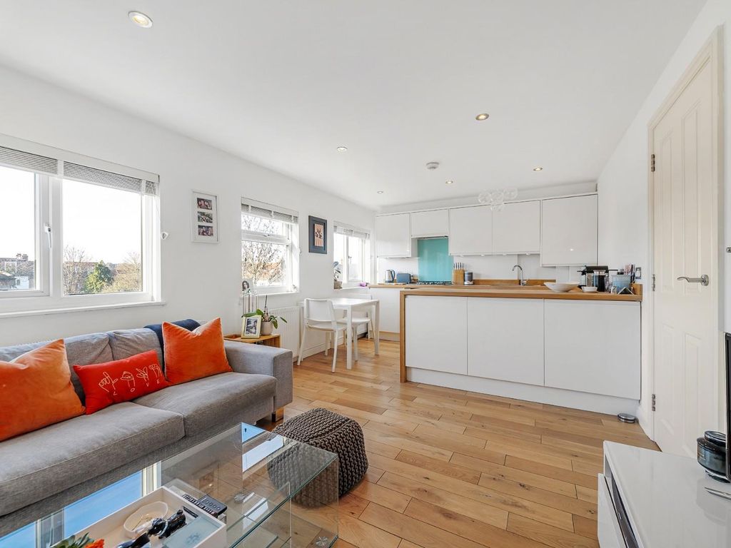 1 bed flat for sale in Tulse Hill, London SW2, £380,000