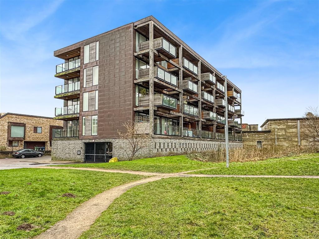 1 bed flat for sale in Kingfisher Way, Cambridge CB2, £375,000