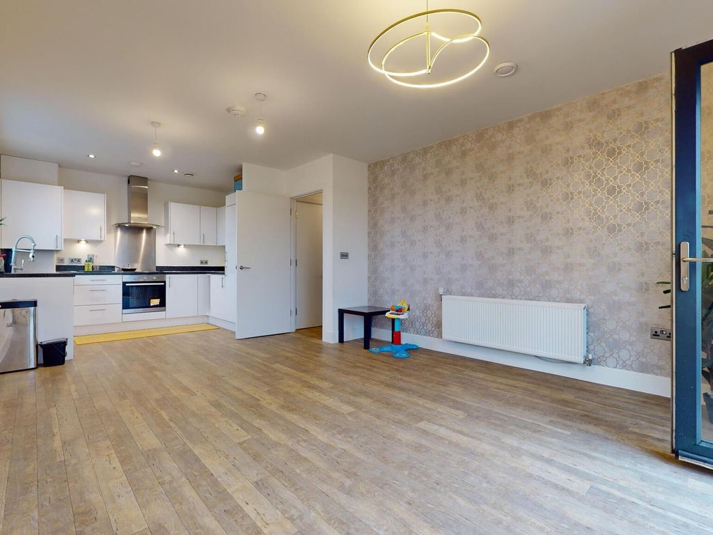 2 bed flat to rent in Tranquil Lane, Harrow HA2, £1,975 pcm