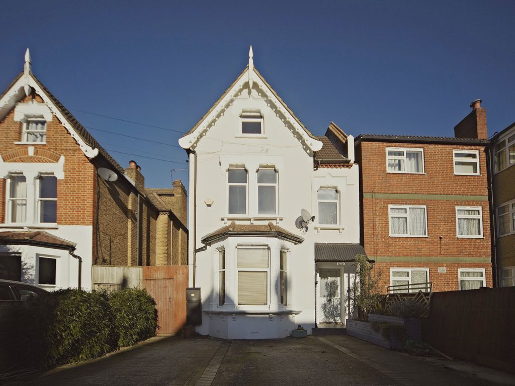 2 bed flat for sale in Hopton Road, Streatham SW16, £475,000