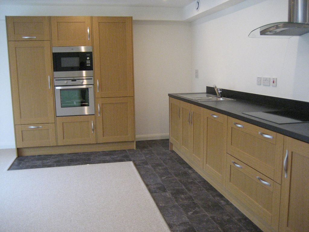 2 bed flat to rent in Oldham Road, Sowerby Bridge HX6, £750 pcm