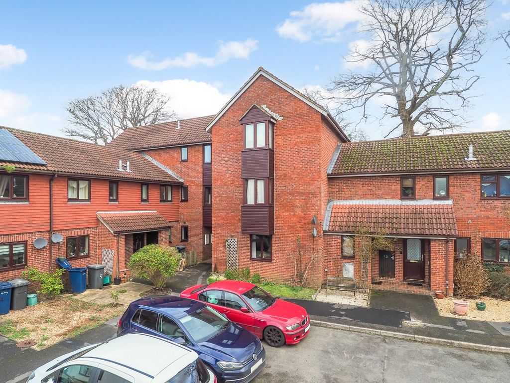 1 bed flat for sale in Timbermill Court, Haslemere, Surrey GU27, £210,000