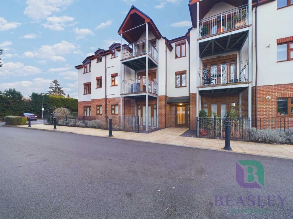 2 bed flat for sale in Club Lane, Woburn Sands MK17, £375,000
