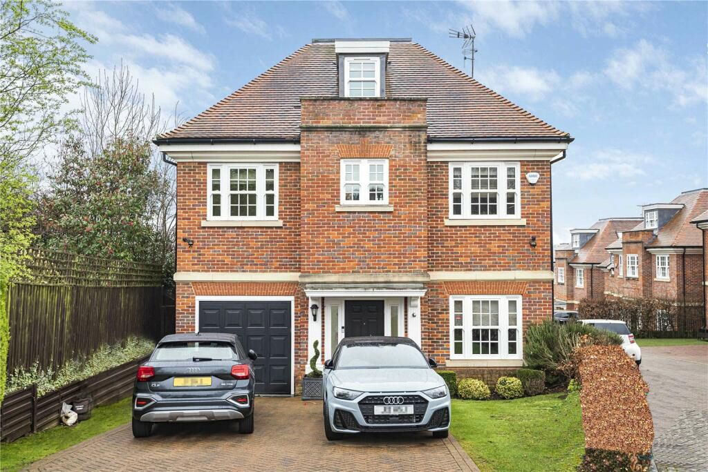 6 bed detached house to rent in Bramley Close, London NW7, £6,400 pcm