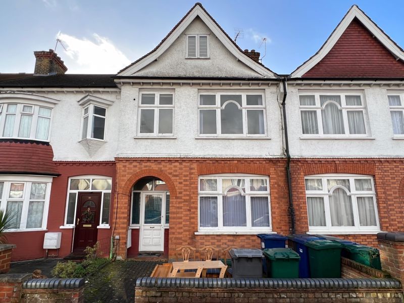 2 bed flat for sale in Highwood Avenue, London N12, £425,000