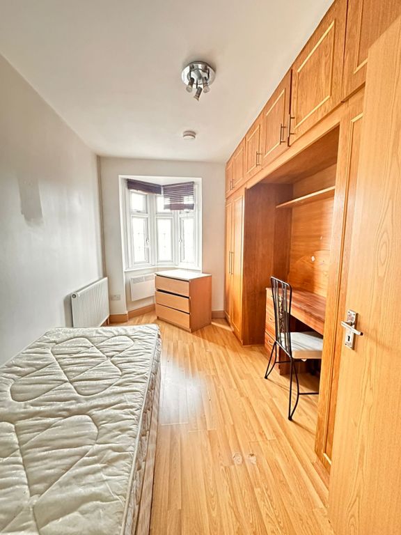 2 bed flat to rent in Bath Road, Hounslow TW5, £1,450 pcm