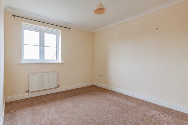 2 bed flat to rent in Spinney Road, Ludgershall SP11, £1,050 pcm
