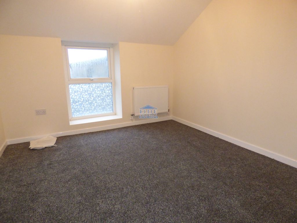1 bed flat to rent in Market Street, Bridgend CF31, £525 pcm