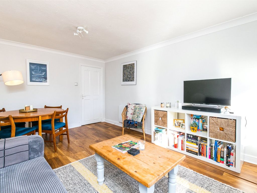 3 bed flat for sale in Earlham Grove, Forest Gate, London E7, £360,000