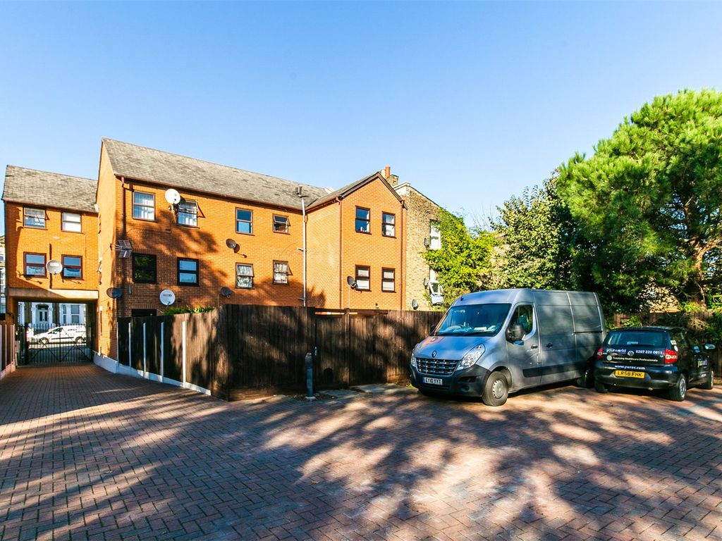 3 bed flat for sale in Earlham Grove, Forest Gate, London E7, £360,000