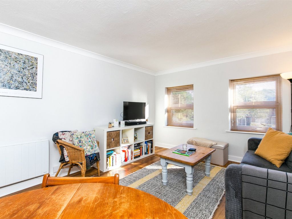 3 bed flat for sale in Earlham Grove, Forest Gate, London E7, £360,000