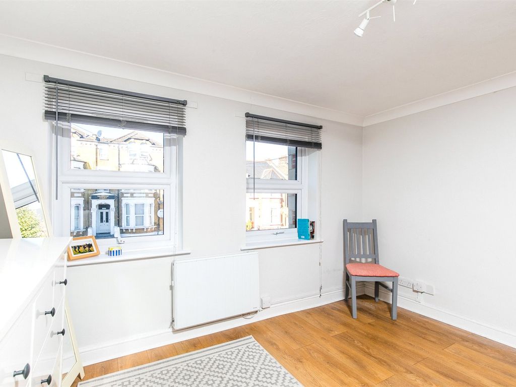 3 bed flat for sale in Earlham Grove, Forest Gate, London E7, £360,000