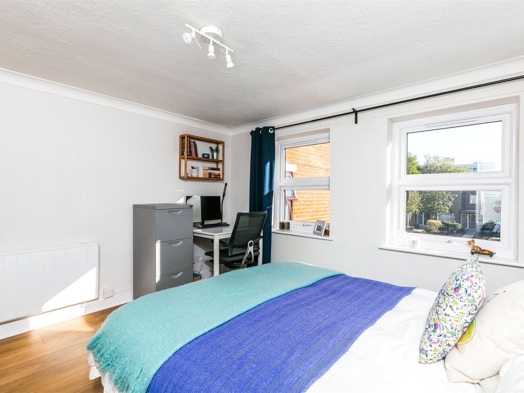 3 bed flat for sale in Earlham Grove, Forest Gate, London E7, £360,000