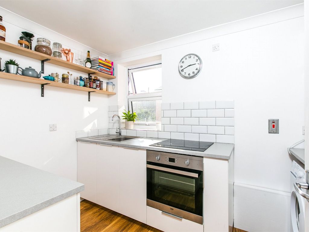 3 bed flat for sale in Earlham Grove, Forest Gate, London E7, £360,000