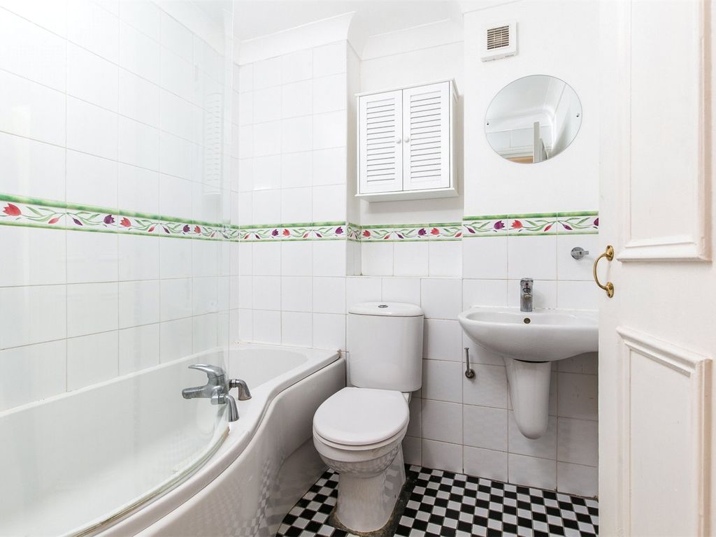 3 bed flat for sale in Earlham Grove, Forest Gate, London E7, £360,000
