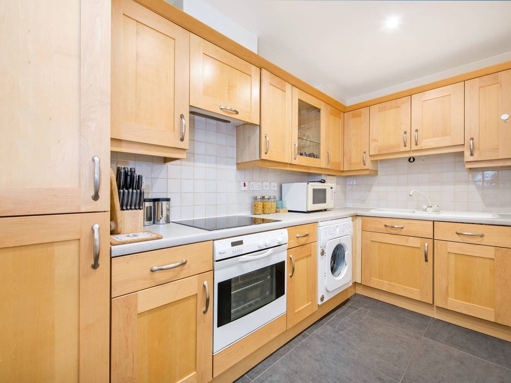 2 bed flat to rent in Hugh Street, Pimlico, London SW1V, £2,817 pcm