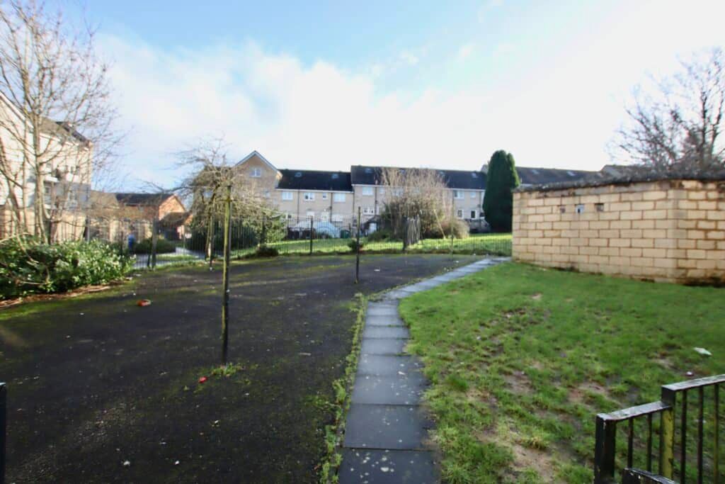 2 bed flat for sale in Glenacre Street, Glasgow G45, £79,999