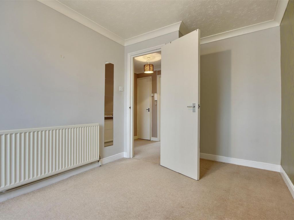 2 bed flat for sale in St. Barbara Way, Portsmouth PO2, £170,000