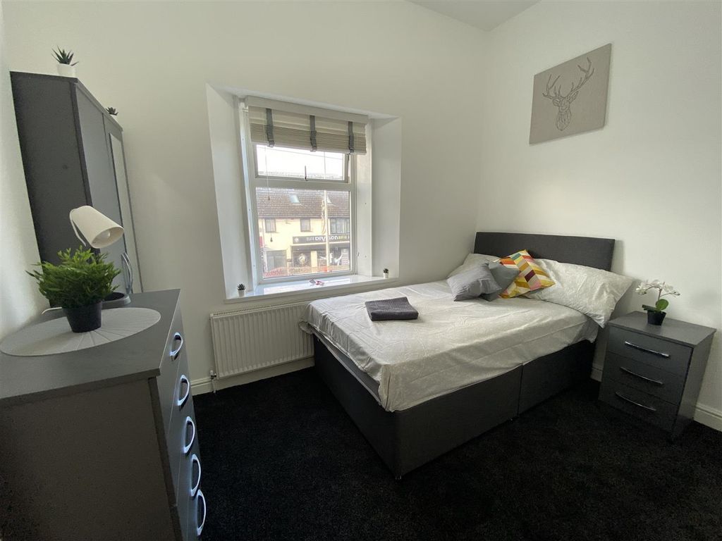 Room to rent in Rood End Road, Oldbury, Birmingham B68, £600 pcm