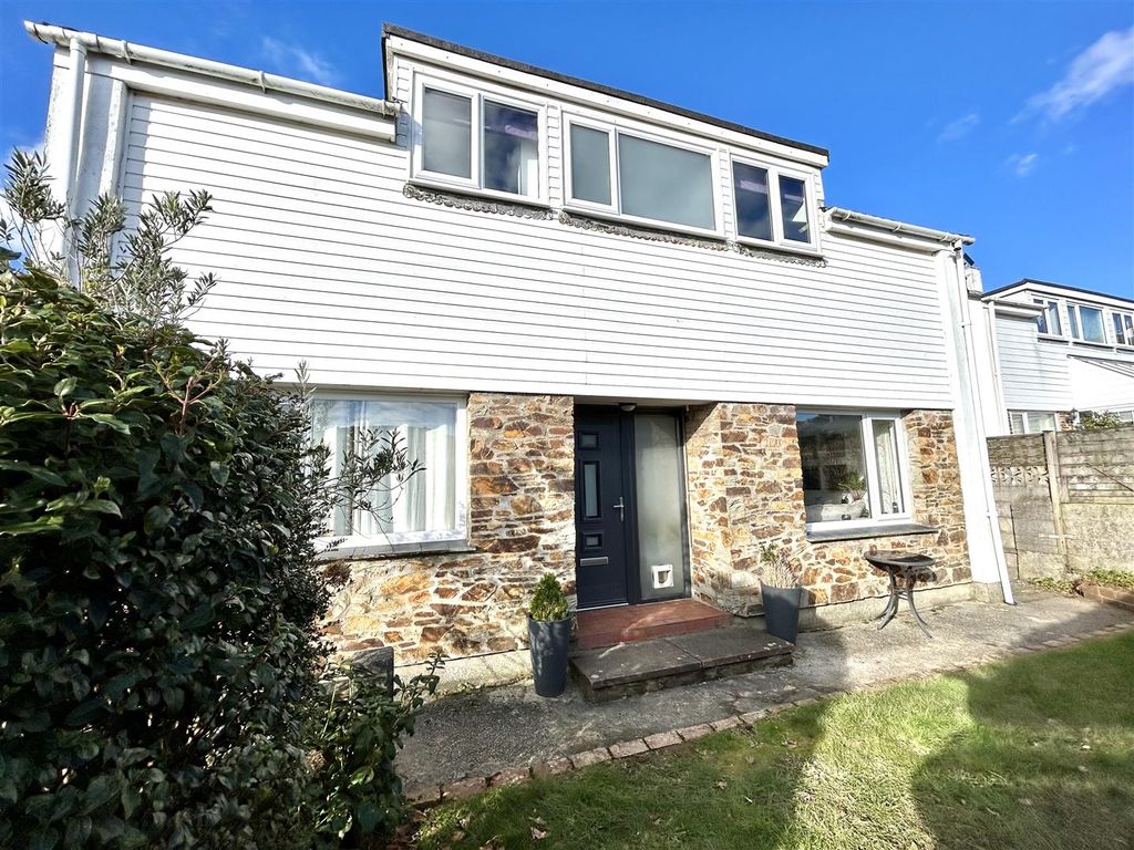 4 bed link-detached house for sale in Tenderah Road, Helston TR13, £400,000