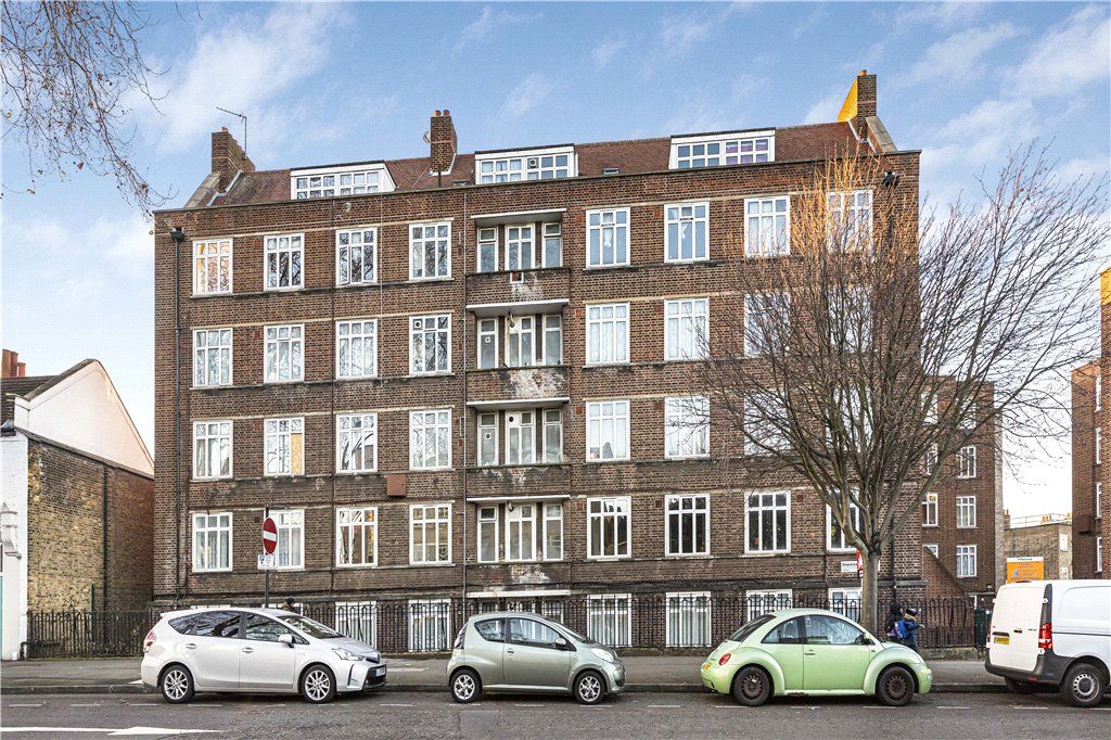2 bed flat for sale in Shacklewell Lane, London E8, £375,000