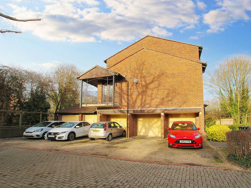 2 bed flat for sale in The Gallops, Basildon SS16, £300,000