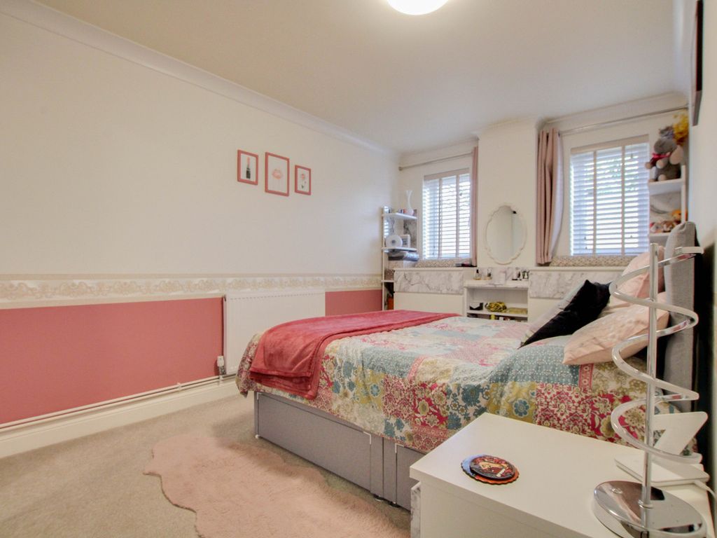 2 bed flat for sale in The Gallops, Basildon SS16, £300,000