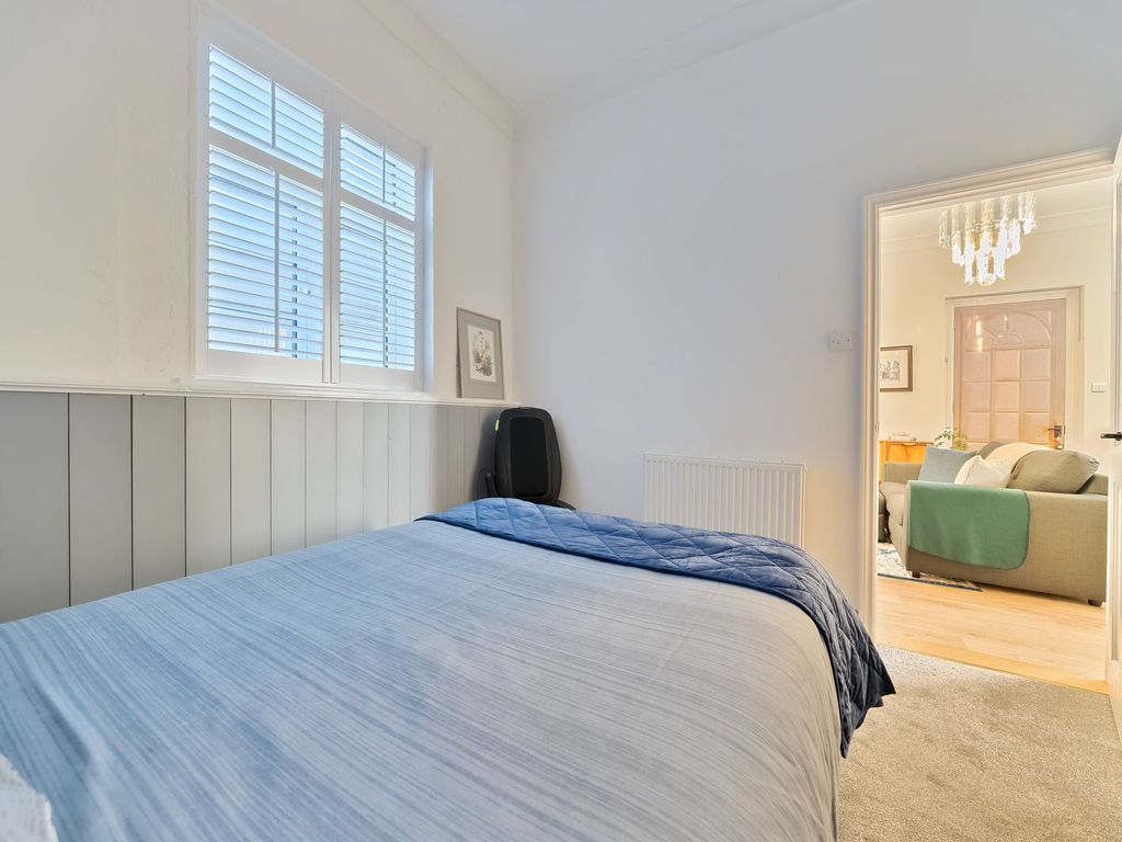 2 bed flat for sale in Lower Road, Teynham ME9, £250,000