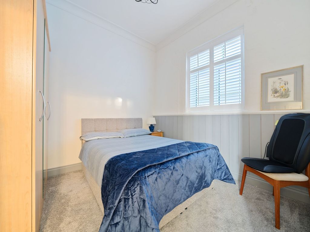 2 bed flat for sale in Lower Road, Teynham ME9, £250,000
